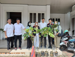 Mahasiswa UMM Dampingi Warga Junrejo dalam Pembibitan Kelengkeng dan Tanaman Toga