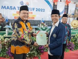 Wamen ATR BPN Raja Juli Antoni Serahkan Sertipikat Aset Muhammadiyah