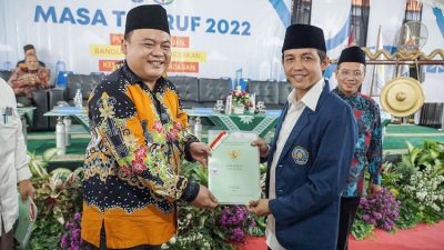 Wamen ATR BPN Raja Juli Antoni Serahkan Sertipikat Aset Muhammadiyah