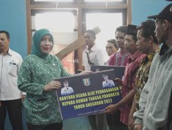 Ali Rahman Salurkan Bansos Bantuan Usaha Di Tiga Kecamatan Kabupaten Way Kanan