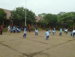 Dalam Pekan Kreativitas Siswa, SMPN 2 Gempol Lestarikan Sodoran Sebagai Permainan Tradisional
