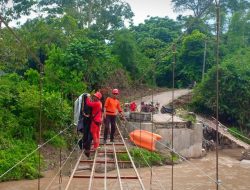 MDMC Lampung Barat dan VRI Lampung Bangun Jembatan Gantung