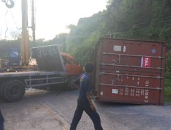 Mobil Fusa Bermuatan Batu Bara dan Kontainer Adu Banteng Di Tanjakan PJR