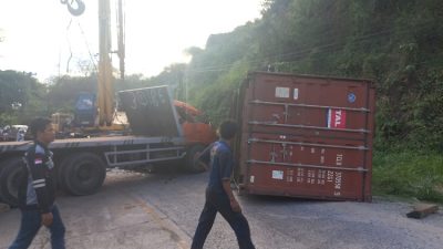 Mobil Fusa Bermuatan Batu Bara dan Kontainer Adu Banteng Di Tanjakan PJR