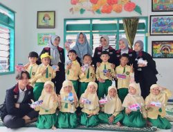 Meningkatkan Kreatifitas Anak, Tim PMM Bhaktiku Negeri UMM Lakukan Pendampingan Proses Pengolahan Sampah Daur Ulang Siswa TK Aba 16 Malang