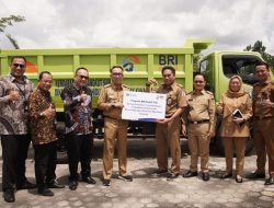 Pemkab Way Kanan Terima Bantuan Kendaraan Pengangkut Sampah Dari BRI