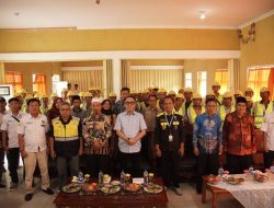 Bupati Way Kanan Serahkan Sertifikasi Tukang Bangunan
