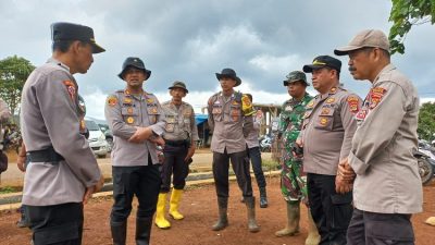 Tanah Longsor di Kampung Jukubatu, Polres Way Kanan Bantu Pencarian 2 Korban