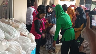 Gabungan Organisasi Wanita Pringsewu Bagikan Sembako