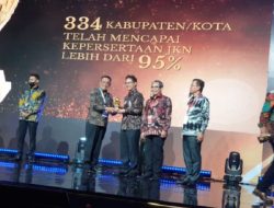 Pemkab Lampura Terima Penghargaan UHC
