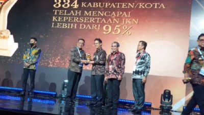 Pemkab Lampura Terima Penghargaan UHC