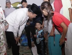 Turun Langsung, Bupati Way Kanan Bagikan Bingkisan Ramadhan