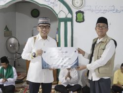 Bupati Way Kanan Bagikan Sembako dan Santunan Anak Yatim di Masjid Al Muhajirin