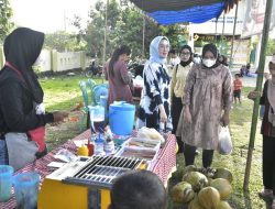 Bupati dan Ketua TP PKK Way Kanan Turut Bagikan Takjil Ramadhan