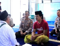 Mengharukan Kisah Seorang Pria berstatus Tahanan menjadi Mualaf