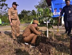 Peringati Hari Lingkungan Hidup Sedunia, Bupati Way Kanan Tanam Pohon Di Taman Ramik Ragom