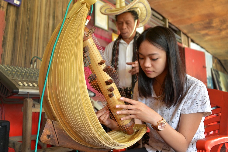 Mengenal Lebih Dekat Alat Musik Sasando yang Mendunia