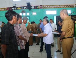 Ahmad Alamsyah Serahkan Alat Mesin Pertanian kepada Kelompok Tani