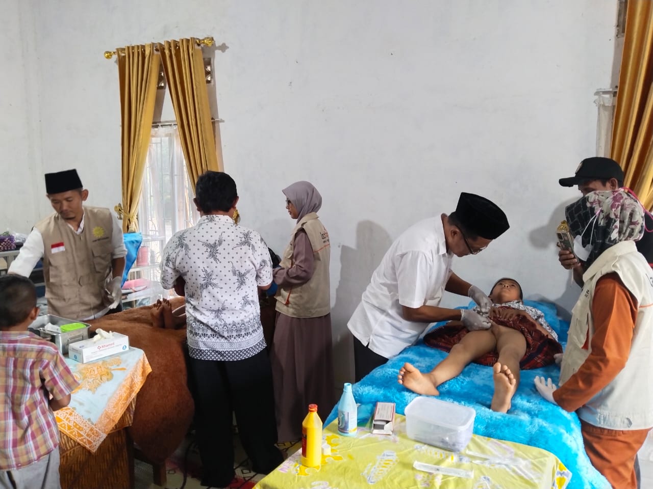pelaksanaan Ksunat masal oleh tim kesehatan Muhammdiyah Way Kanan