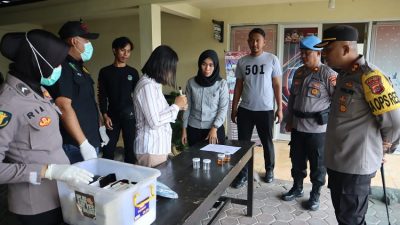 Personel Satnarkoba Polres Way Kanan di Tes Urine Secara Mendadak