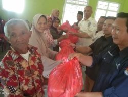 KWRI Way Kanan Bagikan 100 Paket Sembako untuk Lansia dan Warga Kurang Mampu