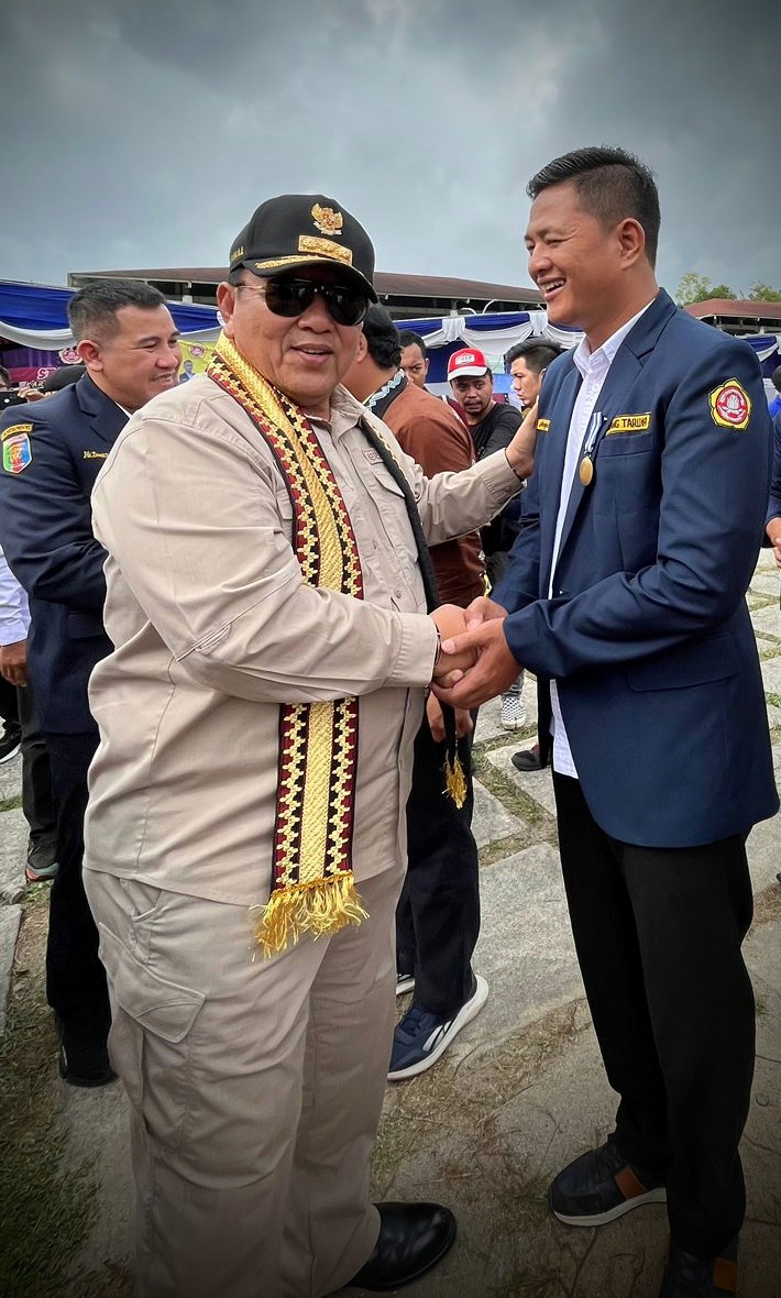 Penyematan Satya Lencana Oleh Gubernur Lampung