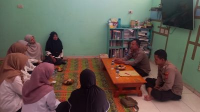 Satbinmas Polres Way Kanan Adakan Kegiatan Jumat Curhat dengan Warga di Kelurahan Blambangan Umpu