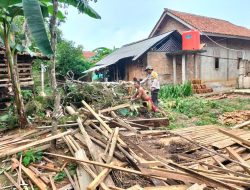 Waspadai Bencana Alam, Bhabinkamtibmas Sambangi Rumah Warga Terdampak Angin Puting Beliung