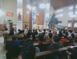 Kapolres Pimpin Pengamanan Ibadah Natal, Ajak Jemaat Sukseskan Pemilu 2024 di Way Kanan