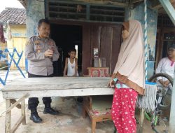 Sambangi Warga, Kabaglog Polres Way Kanan Salurkan Bansos