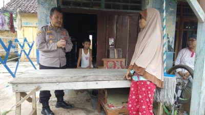 Sambangi Warga, Kabaglog Polres Way Kanan Salurkan Bansos