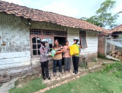 Satlantas Polres Way Kanan Bagikan Bansos di Campur Asri