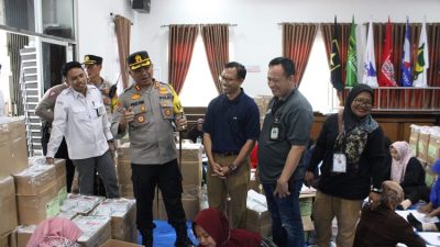 Tinjau Logistik Pemilu 2024, Kapolres Siapkan Petugas Faskes Polres Way Kanan Untuk Tenaga Lipat surat Suara