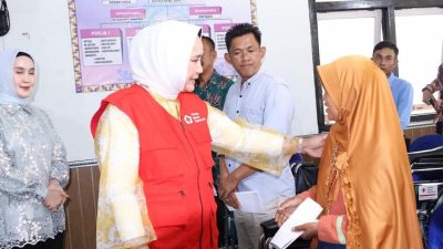 Ketua PMI Provinsi Lampung Serahkan Bantuan Sosial di Kampung Negeri Baru Kabupaten Way Kanan
