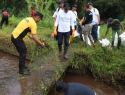 PMM UMM Kelompok 32 Berkolaborasi dengan pihak Kelurahan Temas, Sabers Pungli, DLH Kota Batu, dan sejumlah Relawan Mahasiswa dalam Kegiatan Bersih Sungai Dangkluthok di Kelurahan Temas