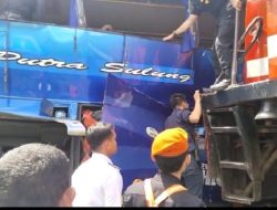 Kereta Api Seruduk Bus di OKU Timur Sumsel