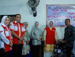 Ketua TP PKK Kabupaten Way Kanan Dampingi Ketua PMI Provinsi Lampung Serahkan Bantuan Kursi Roda