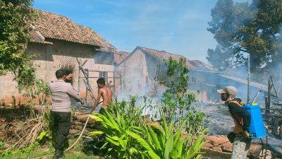 Kebakaran di Dusun 3 Kampung Sidoarjo, Polsek Blambangan Umpu Sigap Tanggulangi Situasi