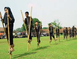 Mengingatkan Pada Masa Kecil, Egrang Kini Menjadi Permainan Yang Jarang Ditemui