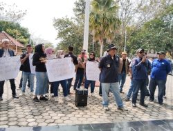 Ratusan Wartawan Tuntut Oknum Anggota DPRD Way Kanan, Masda Yulita, untuk Meminta Maaf