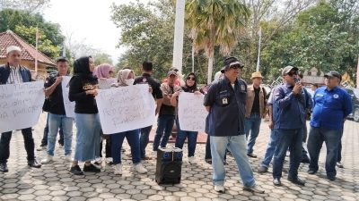 Ratusan Wartawan Tuntut Oknum Anggota DPRD Way Kanan, Masda Yulita, untuk Meminta Maaf