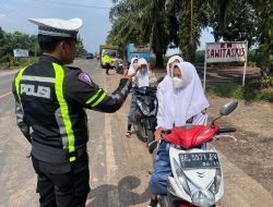 Satlantas Polres Way Kanan Berikan Himbauan Humanis kepada Pengendara Motor Tanpa Helm di Jalinsum