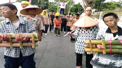 Hayati Peran Pejuang Kemerdekaan, Santri MBS Al Hikmah Dramatisasi Karnaval