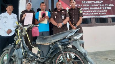 Kejari Way Kanan Kembali Serahkan Barang Bukti Milik Korban Tindak Pidana Pencurian