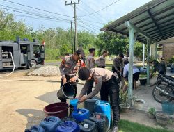 Bantu Warga di Musim Kemarau, Polres Way Kanan Bagikan Air Bersih dengan Kendaraan Taktis