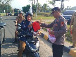 Polres Pesisir Barat Bagikan Bendera Merah Putih Sambut HUT RI ke-79
