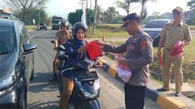 Polres Pesisir Barat Bagikan Bendera Merah Putih Sambut HUT RI ke-79