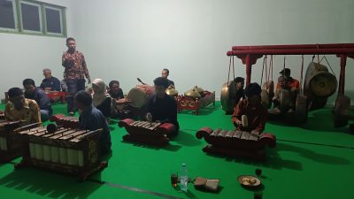 Keluarga Alm. Sudaryanto Wakafkan Seperangkat Gamelan dan Wayang kepada Muhammadiyah DIY