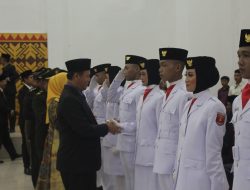 Pj. Bupati Lampung Barat Kukuhkan 50 Anggota Paskibraka HUT ke-79 RI di Lamban Gedung Pancasila