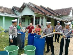 Polres Way Kanan Salurkan Air Bersih di Blambangan Umpu untuk Warga Terdampak Kekeringan